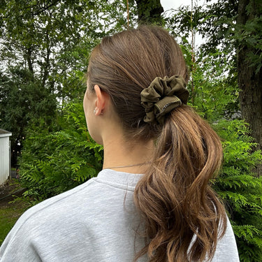 LOGO SCRUNCHIE